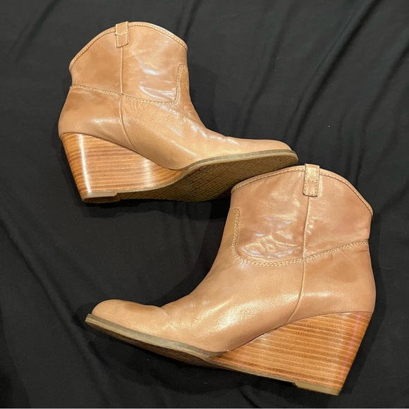 Womens Bandolino Taupe Leather Wedge Booties Size 9.5 - Picture 5 of 10